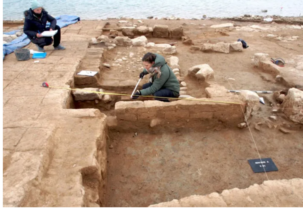 考古學家挖掘可米那的遺址。
